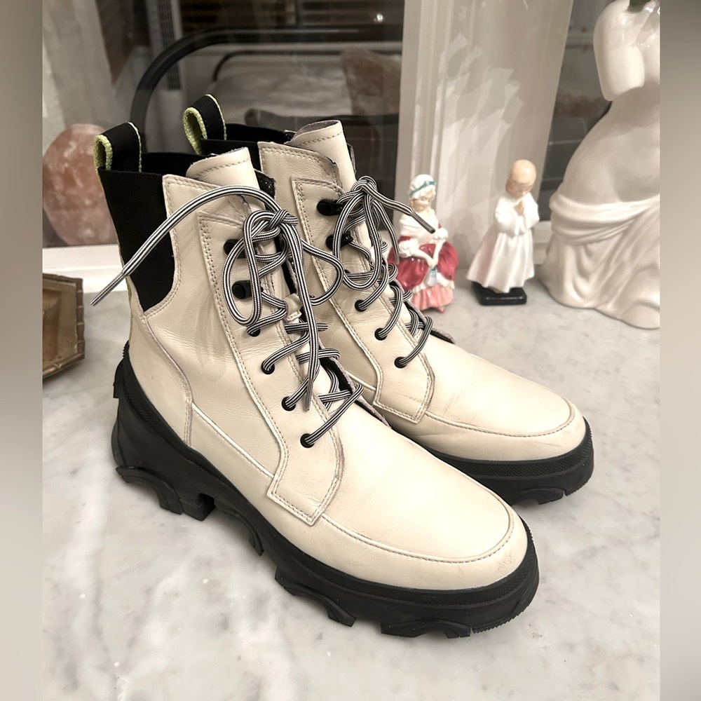 Sorel Brex White/Black Lace-Up Lug Sole Winter Boots, Size 9.5